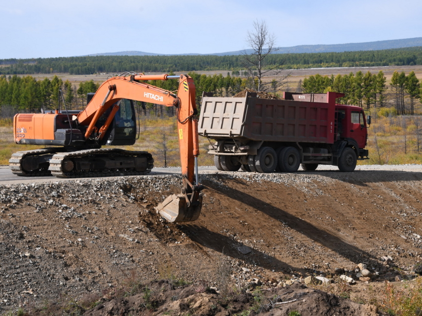Вдоль озера Тасей начали ремонтировать дорогу по национальному проекту БКАД